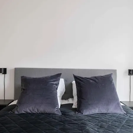 Lovely Flats In Vibrant Area Of Apartment *