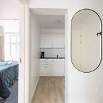 Lovely In Vibrant Area Of Appartement
