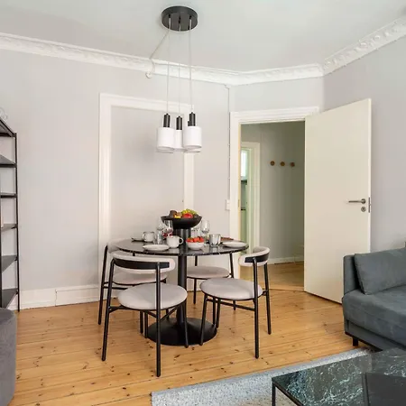 Lägenhet Lovely In Vibrant Area Of