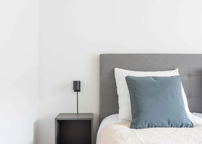 Lägenhet Lovely In Vibrant Area Of