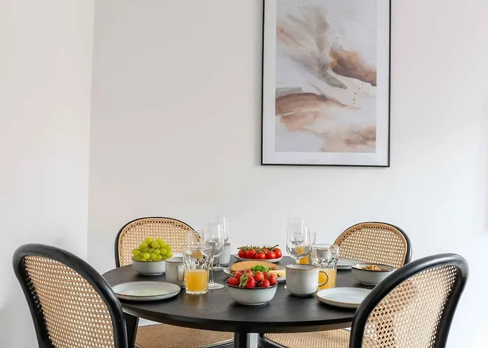 Lägenhet Lovely In Vibrant Area Of